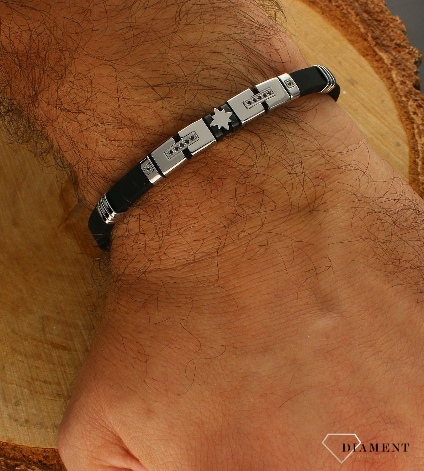 Bransoletka męska Nomination City z różą wiatrów i czarnymi cyrkoniami 028816 014. Czerń pasuje do każdego koloru, tak więc bransoletka jest poprzez swój kolor uniwersalna i bardzo praktyczna (3) — kopia.jpg